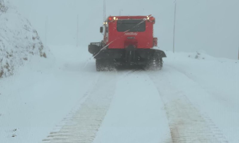 תיעוד "ביירון" בחרמון: היחידה לפינוי שלגים סוללת את הדרכים