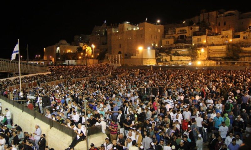 ונסלח לכל עדת בני ישראל: שידור ישיר מהסליחות ההמוניות ברחבת הכותל המערבי