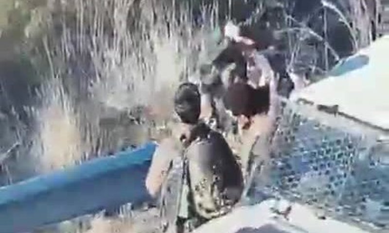 תיעוד דרמטי: שולף סכין מטווח אפס ומתנפל על החייל