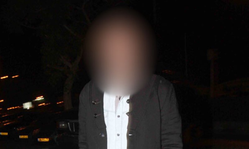 זמר מפורסם עוכב לחקירה בחשד שהיכה את בת זוגו