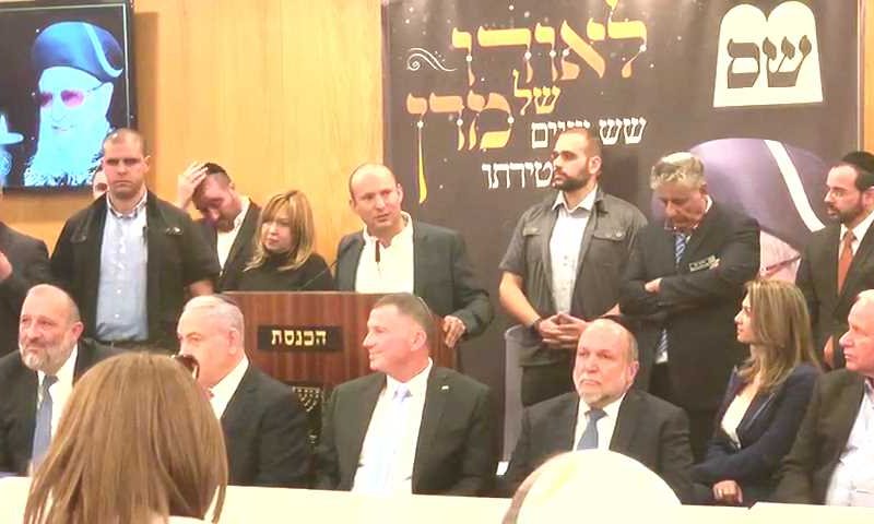 בנט באזכרה לרב עובדיה: קורא לגנץ ונתניהו לאחדות