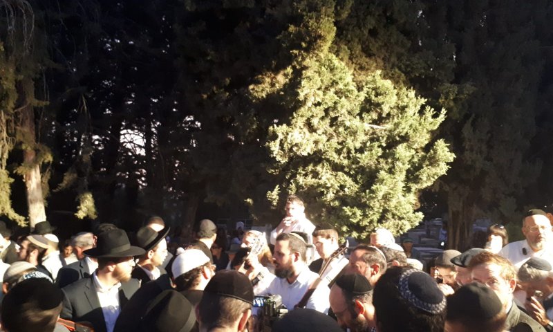 צפו &bull; תיעוד מקברו: אזכרה מוזיקלית לרב שלמה קרליבך