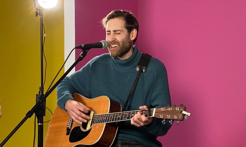 צפו: ניב דמירל מבצע את "מקום רחוק" | לייב בדסק