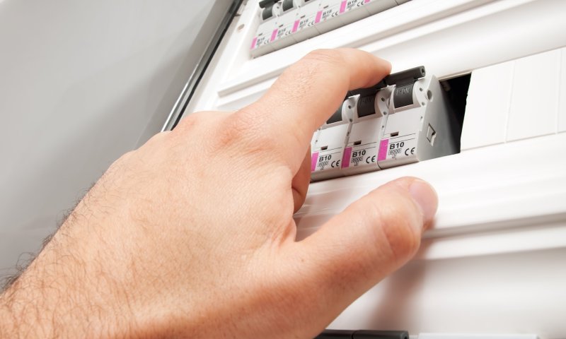 הרב זייני: הרב שהדליק בשינוי, חילל שבת