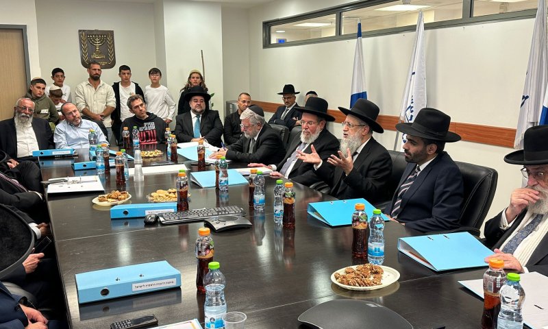 בישיבה הראשונה: הרבנים הראשיים נפגשו עם משפחות החטופים