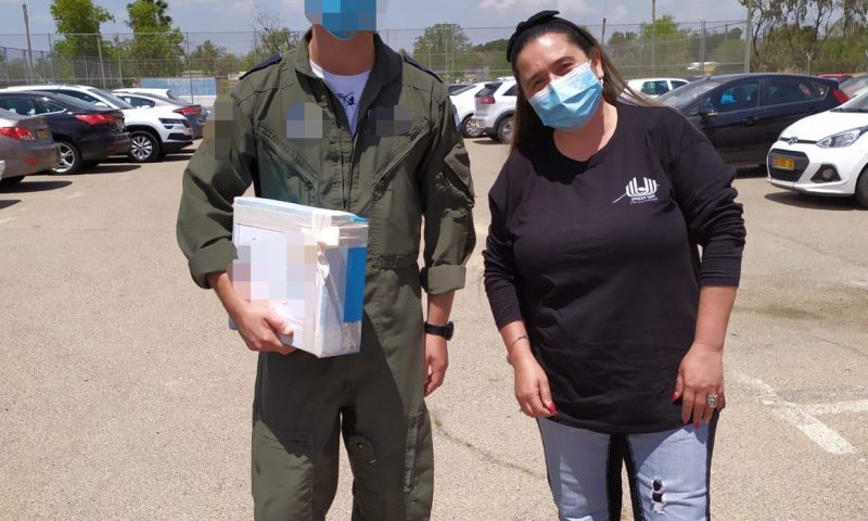 מרגש: חבילות מהר חברון לחיילים שסגרו בבסיסים