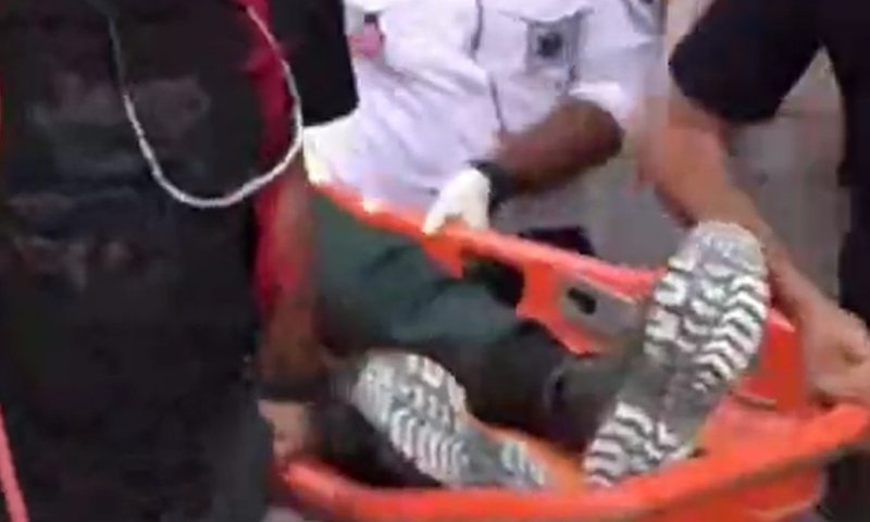 נתפס במצלמה: איש צבא מפונה מהריסות הפיצוץ בבנדר עבאס