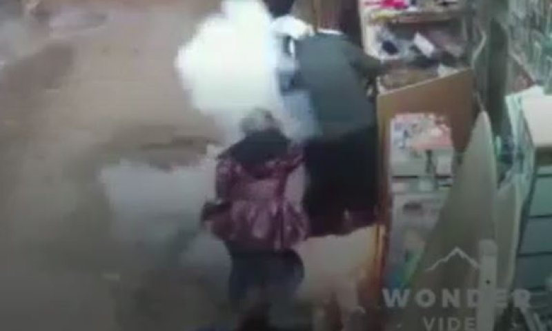 מחריד|צפו: שוטרים השליכו רימון; ילדה נפצעה בפניה