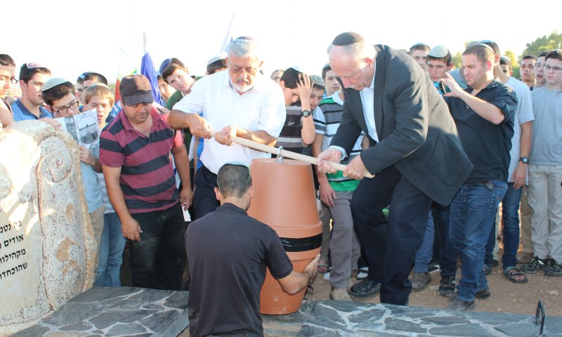 הקהילות נשרפו למוות, ספרי התורה הועלו לקבורה