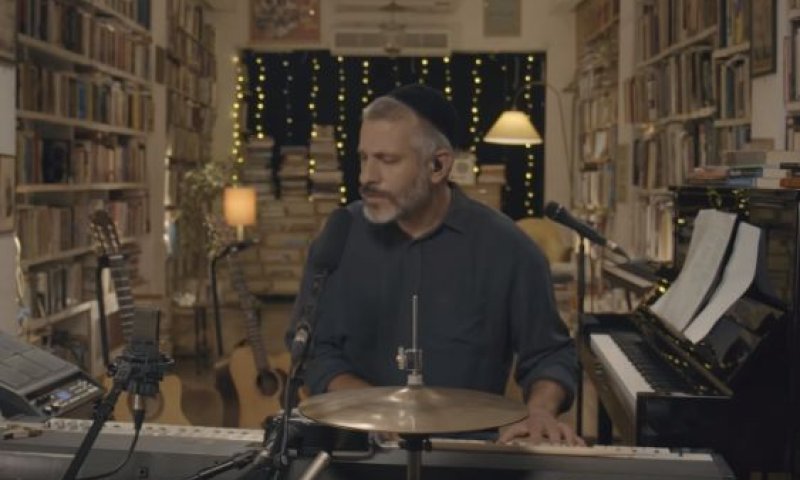 צפו: אביתר בנאי בביצוע מיוחד ללהיט המוכר