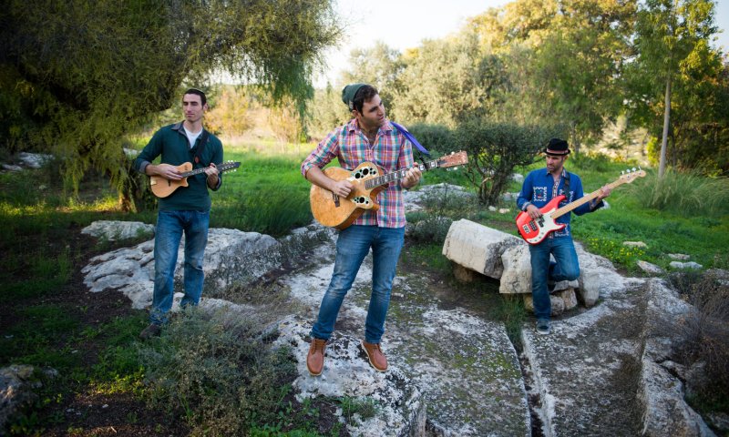 מרימים את הקצב: האחים סולומון חוזרים ברמיקס מיוחד