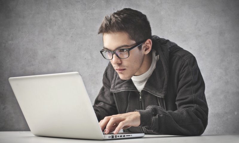 אני מרגיש שקרן וצבוע, איך אוכל להפגש עם בחורה לקשר טהור?