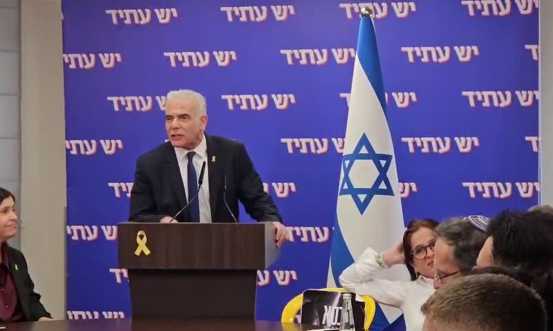 לפיד לעג לכתבים: "לא מעניין אתכם שעוד רגע יסגרו אתכם?". צפו