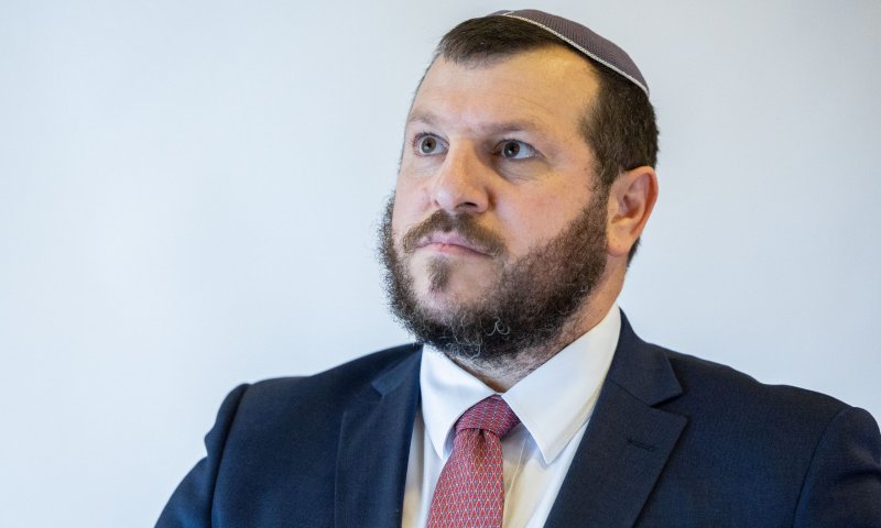 כתב 12 נגד השר: "הוא לא יעצור עד שמישהו ייקח סכין וידקור"