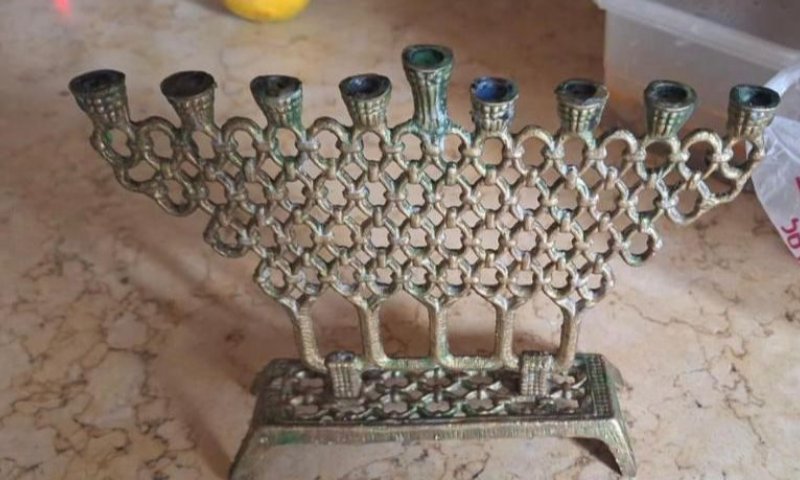 לוחם שמצא חנוכיה בעזה, מחפש את בעליה