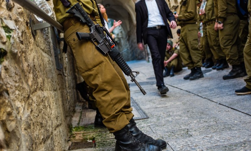 המשטרה החזירה את הנשק לחייל שהותקף