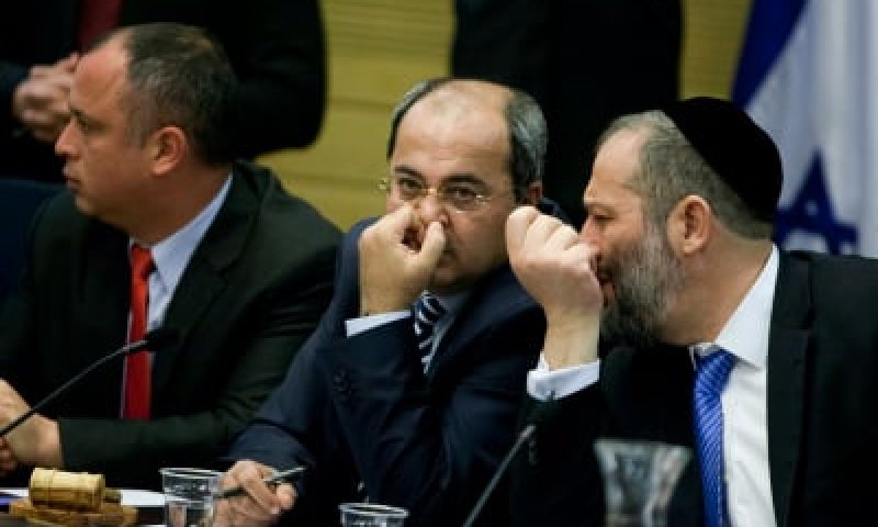 דרעי: "לא ייהרסו בתים לא חוקיים במגזר הערבי"