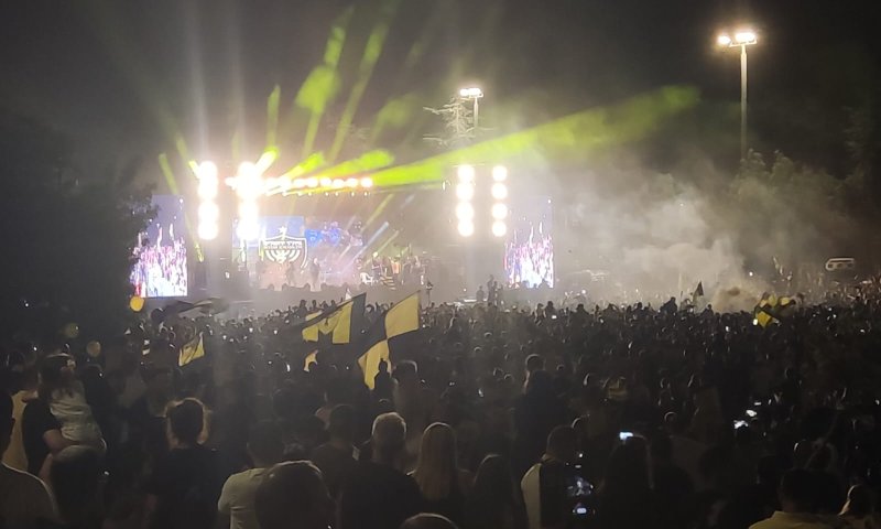 על אף האזהרות: ירי זיקוקים בטקס הנפת הגביע