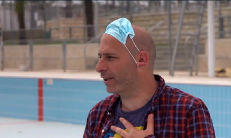 חנוך דואם בחרדה, אבל צוחק על כל העולם. צפו