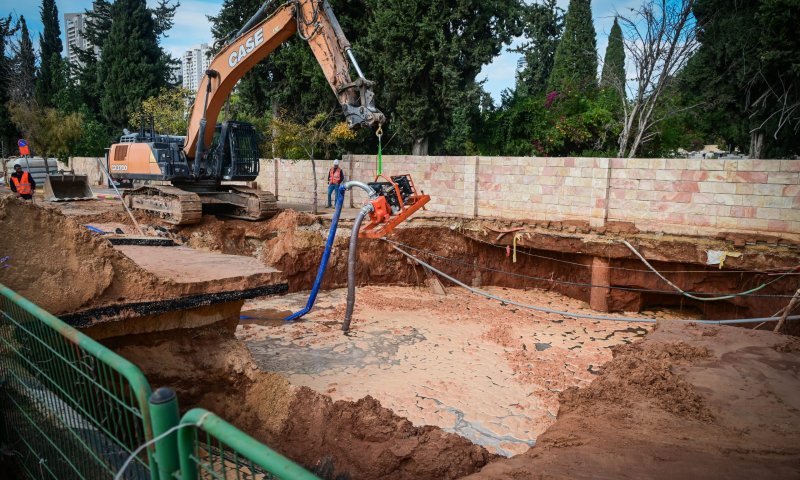 פיצוץ צינור המים בתל אביב | רחובות שלמים נחסמו