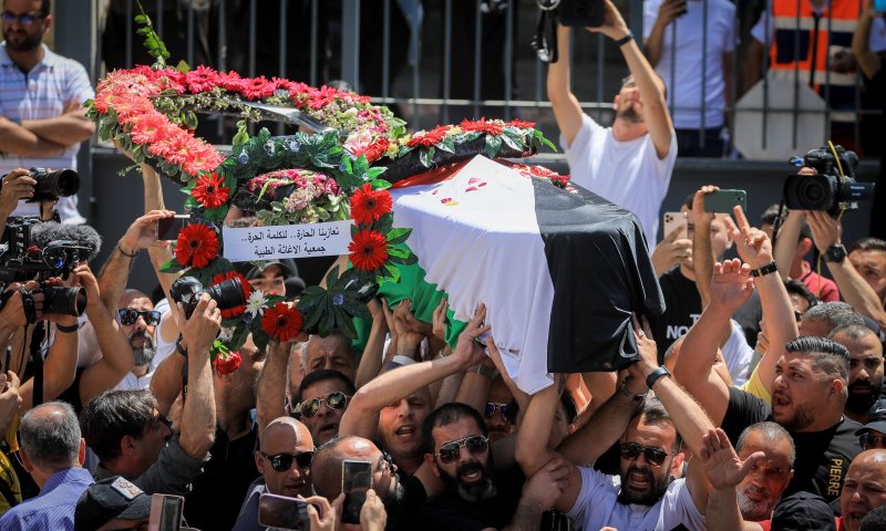 דריכות בירושלים לקראת הלווית עיתונאית אל ג'זירה