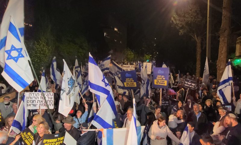 מול בית רה"מ: אלף מפגינים קוראים לניצחון בעזה