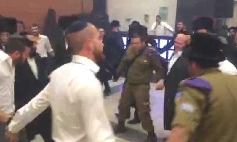 ימות המשיח: חיילים חרדים רוקדים בחתונה