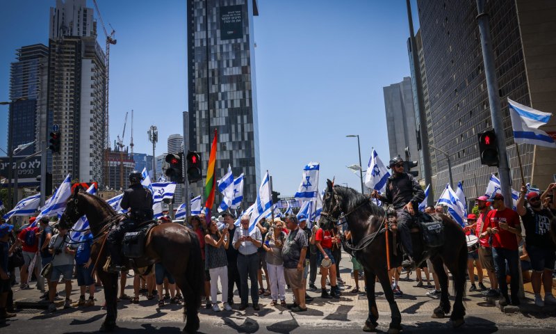 במהלך הפגנה: מתפרע תקף שוטר בראשו