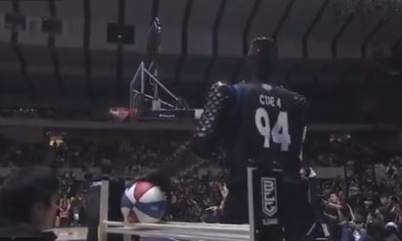 לא מושלם: גם הכדורסלן הרובוטי מסוגל להחטיא. צפו