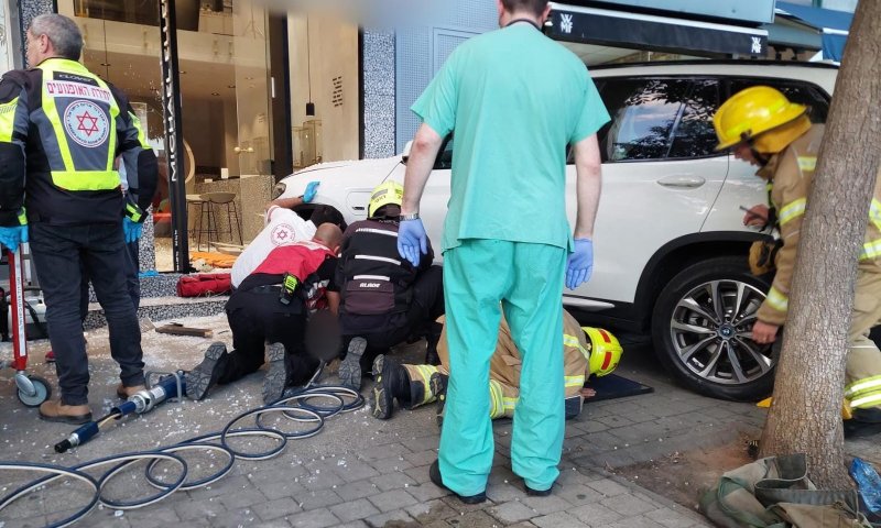 כיכר המדינה: רכב עלה על מדרכה ודרס הולכי רגל