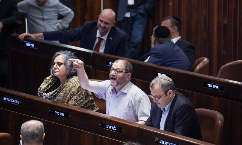 כסיף נגד רוטמן: "ניצול לרעה של סמכויותיו"