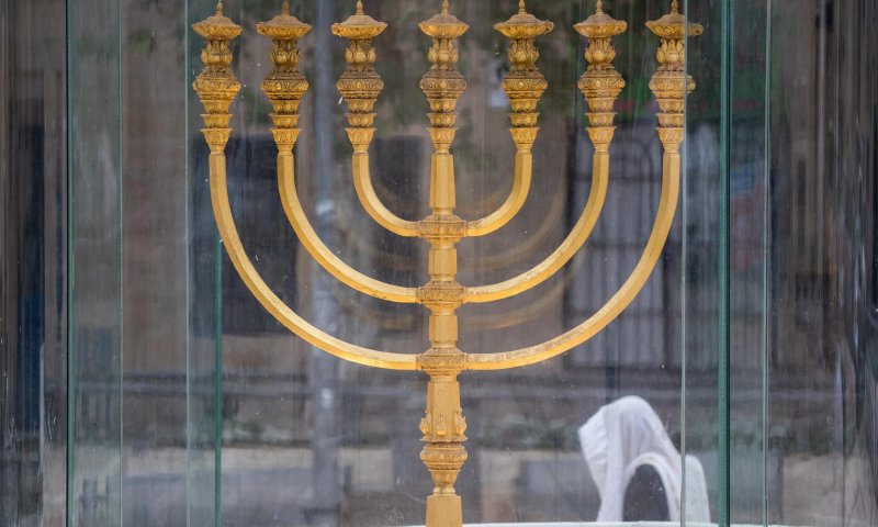 פנימיות בקטנה לפרשת בהעלותך: להאיר גם היום