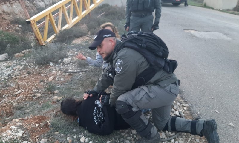 הבוקר: פינוי אלים בעוז ציון ועקירת כרמים בעמונה