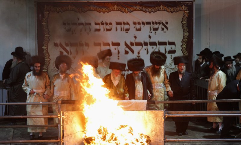 צפו: רבבות חוגגים ל"ג בעומר במירון