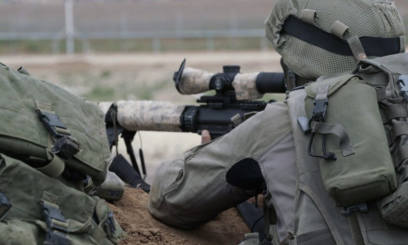 עשרות פלסטינים במחאות אלימות בעזה; מחבל נהרג