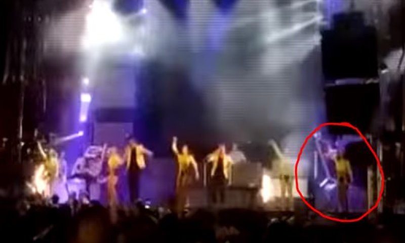 קשה לצפיה: כוכבת נהרגה על הבמה באמצע הופעה