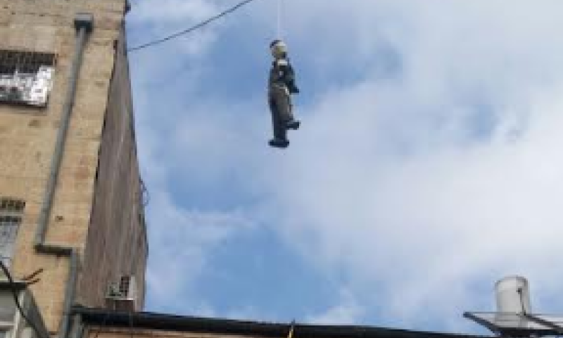 זעזוע בירושלים: בובות 'חייל חרדי' נתלו ברחבי העיר