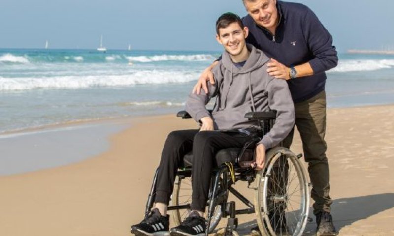 בניה פרץ המריא לניתוח שיאפשר לו לשוב ללכת. צפו