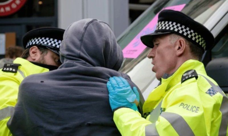 בגלל שמירות על מסגדים: ירידה במעצרי פושעים בבריטניה