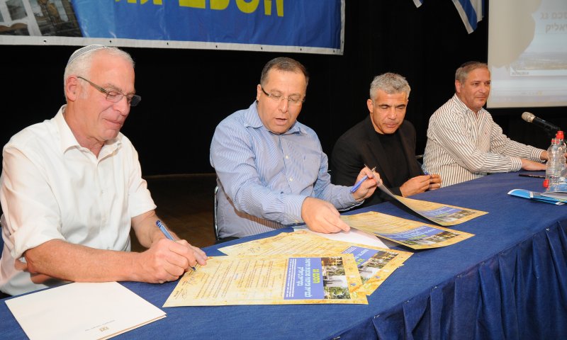 אריאל ולפיד חתמו: עוד 7,250 דירות בקרית ביאליק