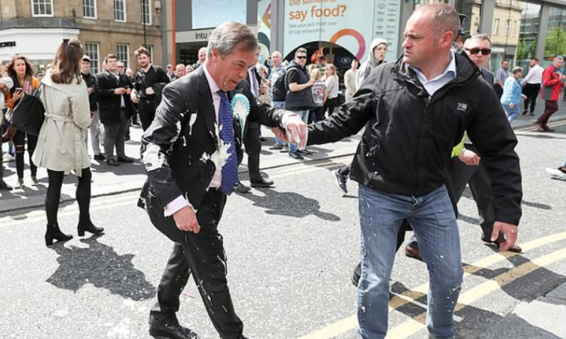 מדוע נזרק מילקשייק לעבר חברי פרלמנט בבריטניה?