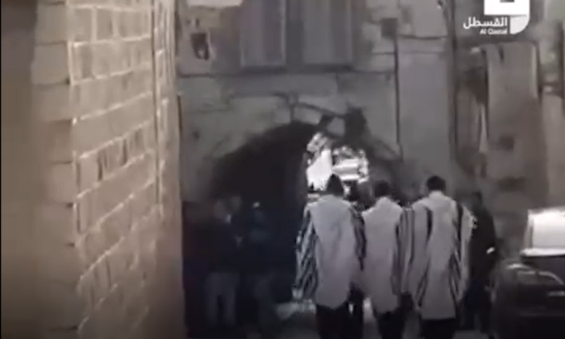 כמו בחו"ל: יהודים עטופים בטלית הותקפו בירושלים