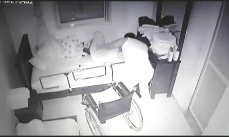 מזעזע: עובד זר התעלל בקשיש בן 84 ונעצר. צפו