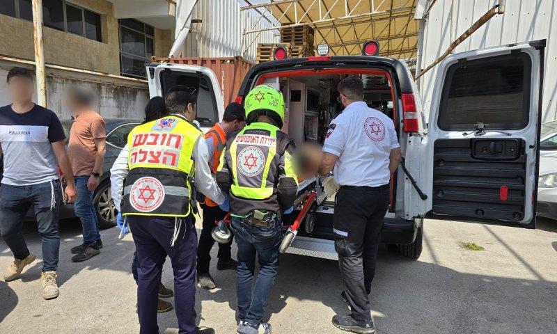 פועל בניין נפל במחסן בלוד; מצבו בינוני עד קשה