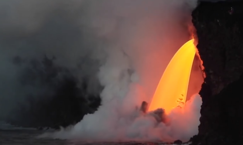 אש ומים יחד: צפו במחזה הטבע שהדהים את העולם