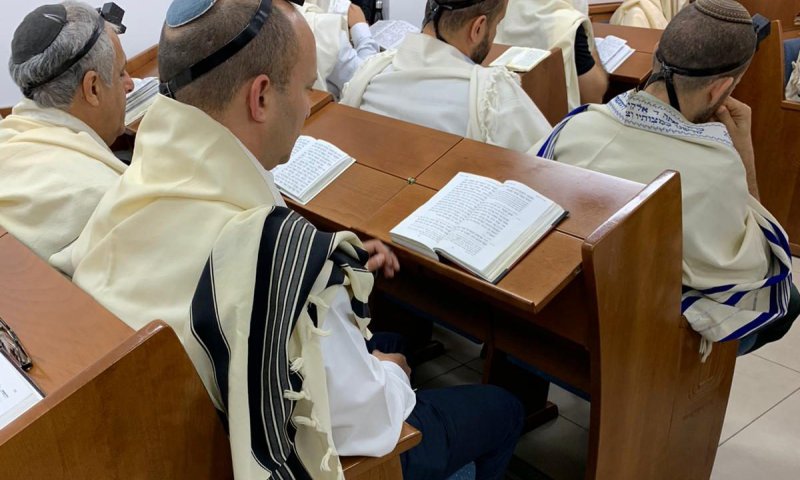 תיעוד: שר הביטחון בתפילת שחרית בבית הכנסת בקריה