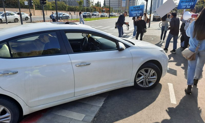 &rdquo;נחסל אתכם&rdquo;: צעיר נעצר בחשד שניסה לדרוס מפגינים