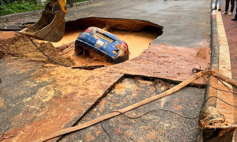 מכונית שקעה בבולען בהוד השרון