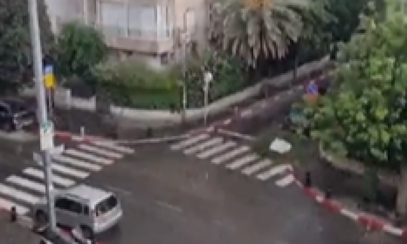 מזג האוויר השתגע: גשם שוטף החל לרדת בתל אביב. צפו