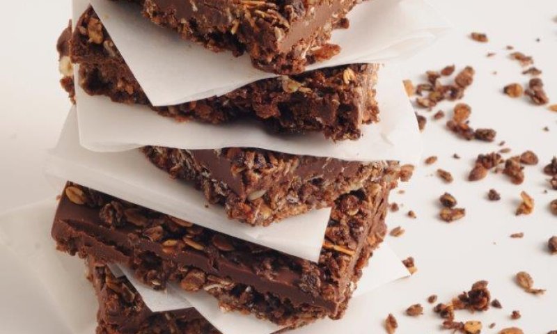 מתוק ומפנק: חיתוכיות גרנולה שוקולד ובוטנים